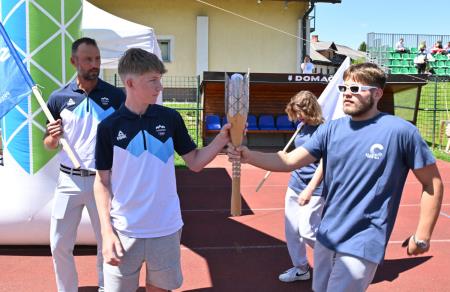 Čez dvesto kamniških otrok in športnikov s ponosom sprejelo in poneslo slovensko baklo (49)